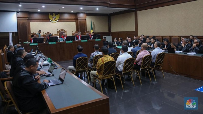 Mantan Komisaris Utama PT Pertamina (Persero), Basuki Tjahaja Purnama atau Ahok hadir sebagai saksi dalam kasus dugaan korupsi tata kelola minyak mentah dan produk kilang Pertamina di Pengadilan Tindak Pindana Korupsi (Tipikor) Jakarta, Selasa (27/1/2026). (CNBC Indonesia/Faisal Rahman)