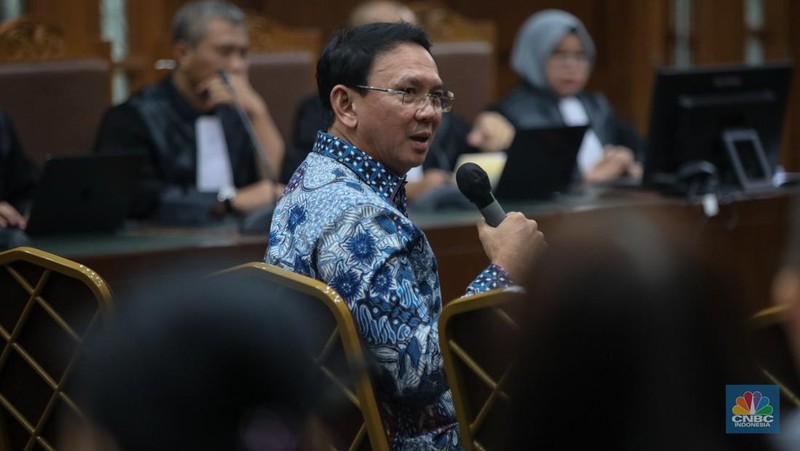 Mantan Komisaris Utama PT Pertamina (Persero), Basuki Tjahaja Purnama atau Ahok hadir sebagai saksi dalam kasus dugaan korupsi tata kelola minyak mentah dan produk kilang Pertamina di Pengadilan Tindak Pindana Korupsi (Tipikor) Jakarta, Selasa (27/1/2026). (CNBC Indonesia/Faisal Rahman)