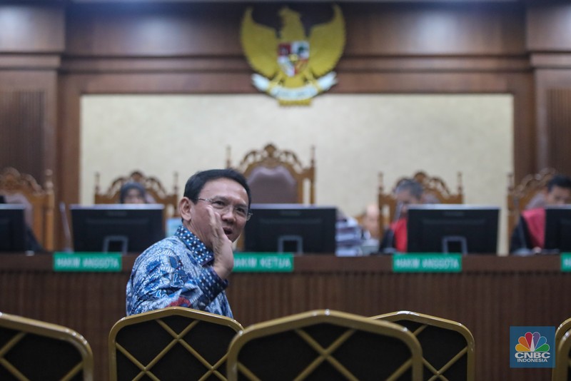 Mantan Komisaris Utama PT Pertamina (Persero), Basuki Tjahaja Purnama atau Ahok hadir sebagai saksi dalam kasus dugaan korupsi tata kelola minyak mentah dan produk kilang Pertamina di Pengadilan Tindak Pindana Korupsi (Tipikor) Jakarta, Selasa (27/1/2026). (CNBC Indonesia/Faisal Rahman)