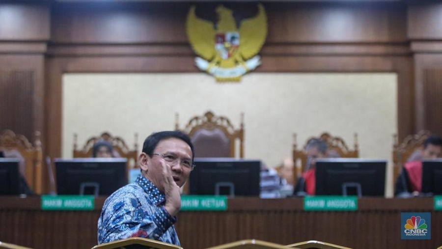 Mantan Komisaris Utama PT Pertamina (Persero), Basuki Tjahaja Purnama atau Ahok hadir sebagai saksi dalam kasus dugaan korupsi tata kelola minyak mentah dan produk kilang Pertamina di Pengadilan Tindak Pindana Korupsi (Tipikor) Jakarta, Selasa (27/1/2026). (CNBC Indonesia/Faisal Rahman)