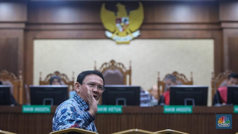 Mantan Komisaris Utama PT Pertamina (Persero), Basuki Tjahaja Purnama atau Ahok hadir sebagai saksi dalam kasus dugaan korupsi tata kelola minyak mentah dan produk kilang Pertamina di Pengadilan Tindak Pindana Korupsi (Tipikor) Jakarta, Selasa (27/1/2026). (CNBC Indonesia/Faisal Rahman)