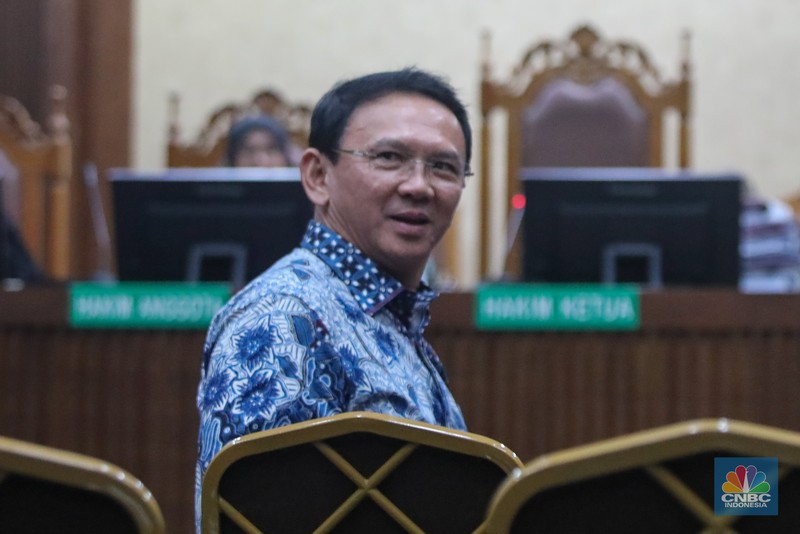 Mantan Komisaris Utama PT Pertamina (Persero), Basuki Tjahaja Purnama atau Ahok hadir sebagai saksi dalam kasus dugaan korupsi tata kelola minyak mentah dan produk kilang Pertamina di Pengadilan Tindak Pindana Korupsi (Tipikor) Jakarta, Selasa (27/1/2026). (CNBC Indonesia/Faisal Rahman)