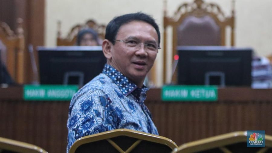 Mantan Komisaris Utama PT Pertamina (Persero), Basuki Tjahaja Purnama atau Ahok hadir sebagai saksi dalam kasus dugaan korupsi tata kelola minyak mentah dan produk kilang Pertamina di Pengadilan Tindak Pindana Korupsi (Tipikor) Jakarta, Selasa (27/1/2026). (CNBC Indonesia/Faisal Rahman)