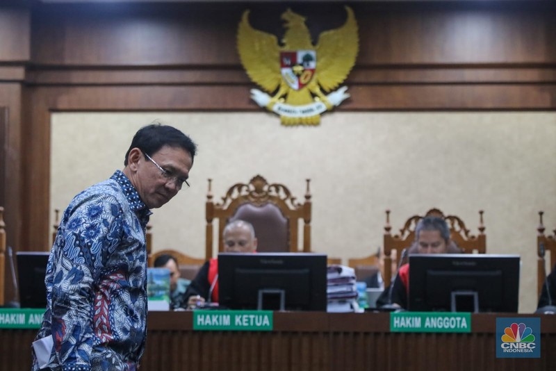 Mantan Komisaris Utama PT Pertamina (Persero), Basuki Tjahaja Purnama atau Ahok hadir sebagai saksi dalam kasus dugaan korupsi tata kelola minyak mentah dan produk kilang Pertamina di Pengadilan Tindak Pindana Korupsi (Tipikor) Jakarta, Selasa (27/1/2026). (CNBC Indonesia/Faisal Rahman)