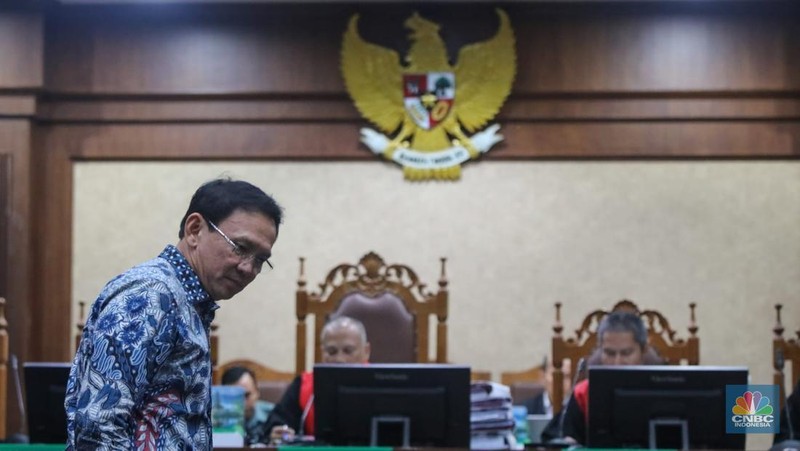 Mantan Komisaris Utama PT Pertamina (Persero), Basuki Tjahaja Purnama atau Ahok hadir sebagai saksi dalam kasus dugaan korupsi tata kelola minyak mentah dan produk kilang Pertamina di Pengadilan Tindak Pindana Korupsi (Tipikor) Jakarta, Selasa (27/1/2026). (CNBC Indonesia/Faisal Rahman)