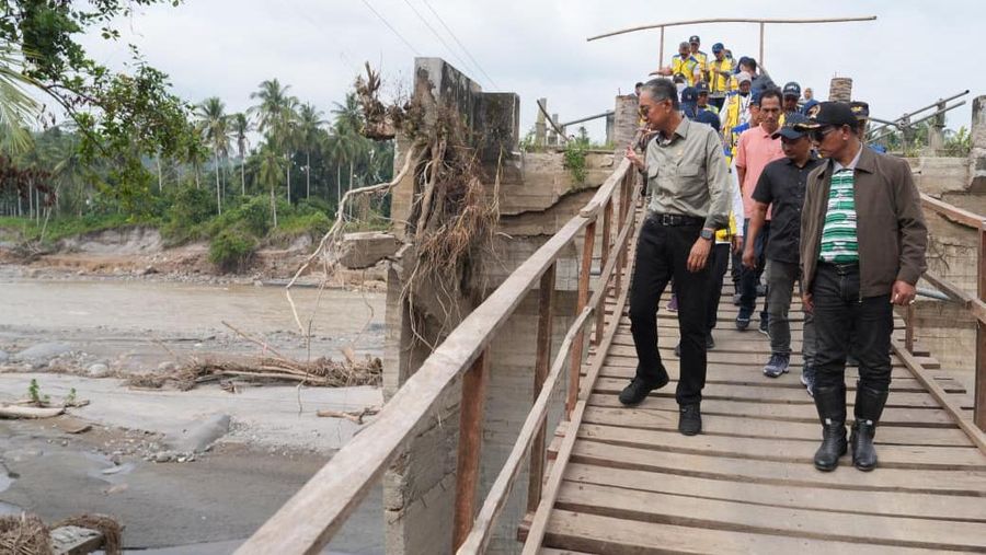 Menteri Pekerjaan Umum (PU) Dody Hanggodo saat meninjau akses jalan dan Jembatan Alue Limeng yang terputus akibat banjir dan tanah longsor di Desa Salah Sirong, Kecamatan Jeumpa, Rabu (21/1/2026). (Kementerian PU)