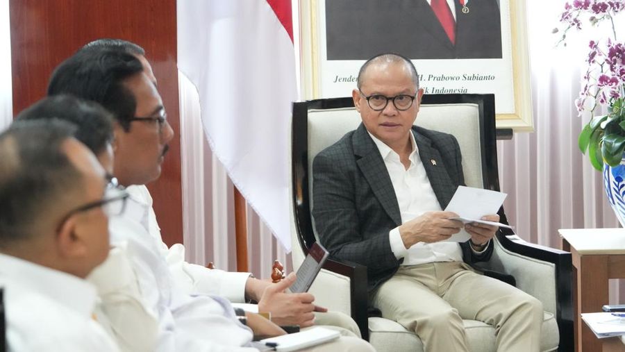 Menteri Pelindungan Pekerja Migran Indonesia Mukhtarudin menerima kunjungan kehormatan Duta Besar Rusia untuk Indonesia, H.E. Sergei Tolchenov, dan Mr. Alexey B. Mirskiy, perwakilan perusahaan industri kemitraan Strategis RUSAL Rusia atau perusahaan aluminium terbesar di dunia. (Dok. Kementerian P2MI)