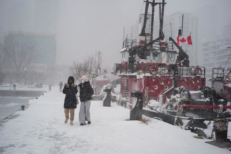 Foto yang diambil menggunakan drone menunjukkan lingkungan perumahan yang tertutup salju setelah badai salju di Toronto, Ontario, Kanada, 26 Januari 2026. (REUTERS/Carlos Osorio)