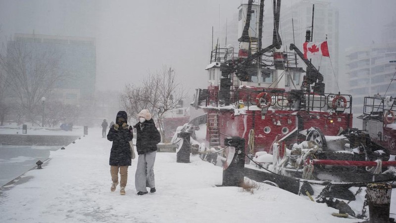Foto yang diambil menggunakan drone menunjukkan lingkungan perumahan yang tertutup salju setelah badai salju di Toronto, Ontario, Kanada, 26 Januari 2026. (REUTERS/Carlos Osorio)