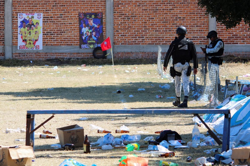 Seorang anggota Garda Nasional berjaga di lokasi tempat sekelompok penyerang bersenjata membunuh beberapa orang di lapangan sepak bola setelah pertandingan di Salamanca, Meksiko, 26 Januari 2026. (REUTERS/Juan Moreno)