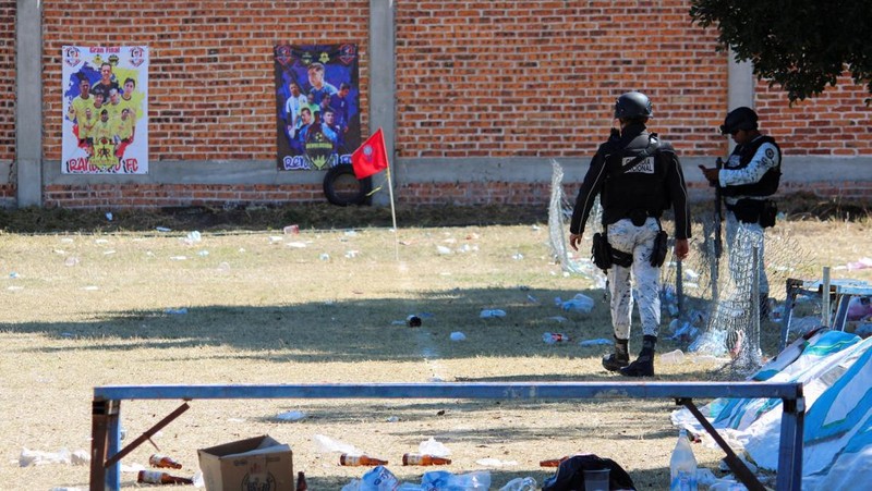 Seorang anggota Garda Nasional berjaga di lokasi tempat sekelompok penyerang bersenjata membunuh beberapa orang di lapangan sepak bola setelah pertandingan di Salamanca, Meksiko, 26 Januari 2026. (REUTERS/Juan Moreno)
