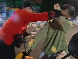 Heboh Pasutri Ngerokok di Motor Sambil Bawa Bayi