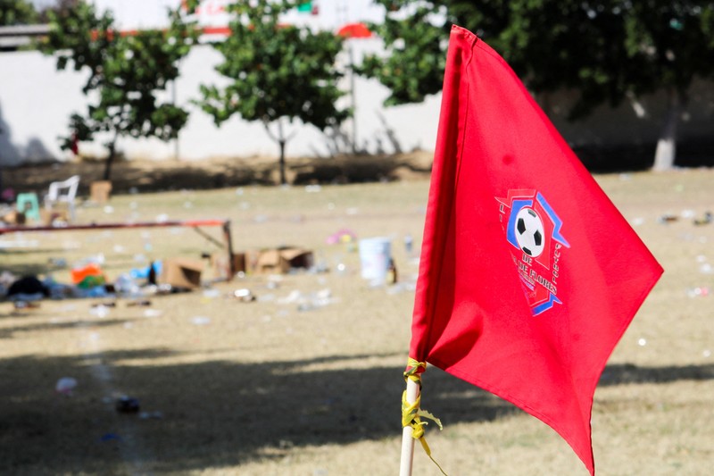 Seorang anggota Garda Nasional berjaga di lokasi tempat sekelompok penyerang bersenjata membunuh beberapa orang di lapangan sepak bola setelah pertandingan di Salamanca, Meksiko, 26 Januari 2026. (REUTERS/Juan Moreno)