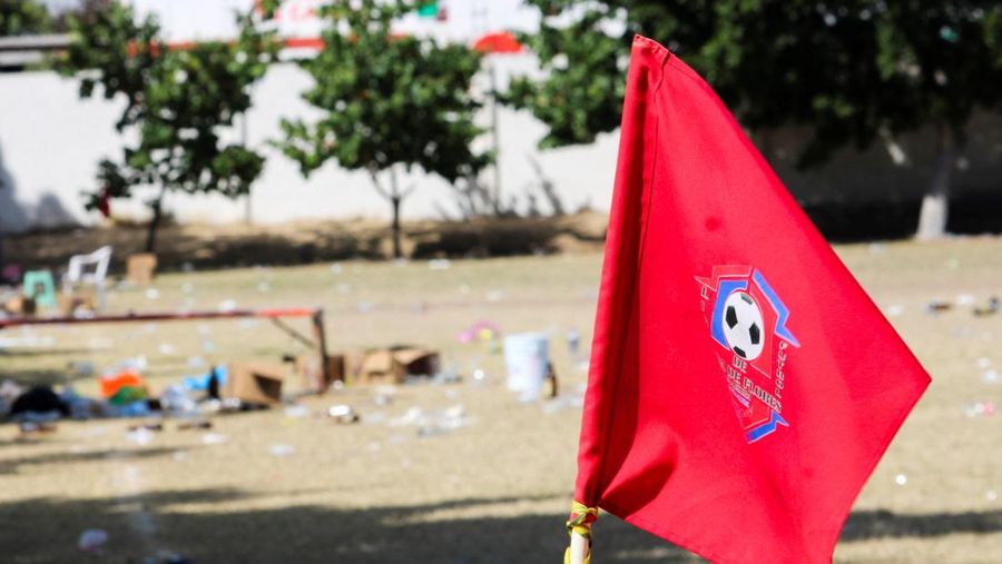 Seorang anggota Garda Nasional berjaga di lokasi tempat sekelompok penyerang bersenjata membunuh beberapa orang di lapangan sepak bola setelah pertandingan di Salamanca, Meksiko, 26 Januari 2026. (REUTERS/Juan Moreno)