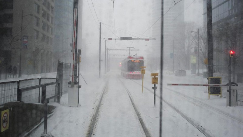Foto yang diambil menggunakan drone menunjukkan lingkungan perumahan yang tertutup salju setelah badai salju di Toronto, Ontario, Kanada, 26 Januari 2026. (REUTERS/Carlos Osorio)