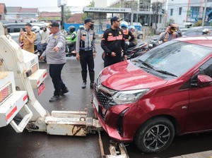 Walkot Palembang Sidak Parkir Liar, Mobil Penjemput Siswa Diderek