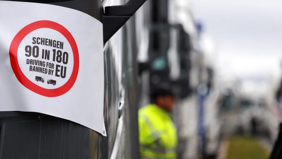 Sejumlah sopir truk dari negara Balkan memblokir puluhan penyeberangan di berbagai titik perbatasan barang. Mereka melakukan aksi ini sebagai bentuk protes terhadap aturan masuk baru Uni Eropa yang dinilai mengganggu pekerjaan mereka, Senin (26/1/2026). (REUTERS/Ognen Teofilovski)