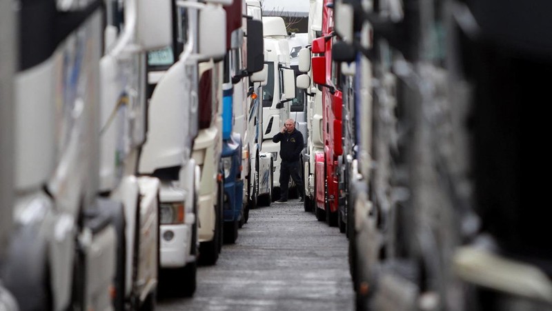 Sejumlah sopir truk dari negara Balkan memblokir puluhan penyeberangan di berbagai titik perbatasan barang. Mereka melakukan aksi ini sebagai bentuk protes terhadap aturan masuk baru Uni Eropa yang dinilai mengganggu pekerjaan mereka, Senin (26/1/2026). (REUTERS/Ognen Teofilovski)