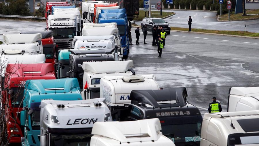 Sejumlah sopir truk dari negara Balkan memblokir puluhan penyeberangan di berbagai titik perbatasan barang. Mereka melakukan aksi ini sebagai bentuk protes terhadap aturan masuk baru Uni Eropa yang dinilai mengganggu pekerjaan mereka, Senin (26/1/2026). (REUTERS/Ognen Teofilovski)
