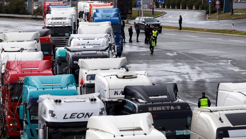 Sejumlah sopir truk dari negara Balkan memblokir puluhan penyeberangan di berbagai titik perbatasan barang. Mereka melakukan aksi ini sebagai bentuk protes terhadap aturan masuk baru Uni Eropa yang dinilai mengganggu pekerjaan mereka, Senin (26/1/2026). (REUTERS/Ognen Teofilovski)