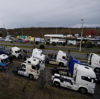 Potret Ratusan Sopir Truk Blokir Pelabuhan, Arus Barang Macet