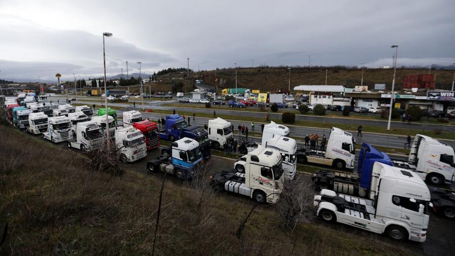Sejumlah sopir truk dari negara Balkan memblokir puluhan penyeberangan di berbagai titik perbatasan barang. Mereka melakukan aksi ini sebagai bentuk protes terhadap aturan masuk baru Uni Eropa yang dinilai mengganggu pekerjaan mereka, Senin (26/1/2026). (REUTERS/Ognen Teofilovski)