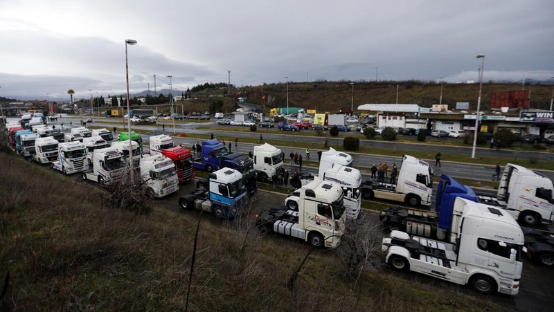 Sejumlah sopir truk dari negara Balkan memblokir puluhan penyeberangan di berbagai titik perbatasan barang. Mereka melakukan aksi ini sebagai bentuk protes terhadap aturan masuk baru Uni Eropa yang dinilai mengganggu pekerjaan mereka, Senin (26/1/2026). (REUTERS/Ognen Teofilovski)
