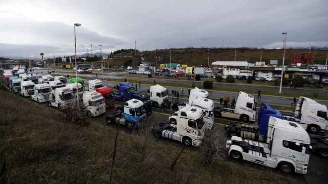 Potret Ratusan Sopir Truk Blokir Pelabuhan, Arus Barang Macet