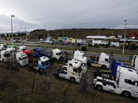 Potret Ratusan Sopir Truk Blokir Pelabuhan, Arus Barang Macet