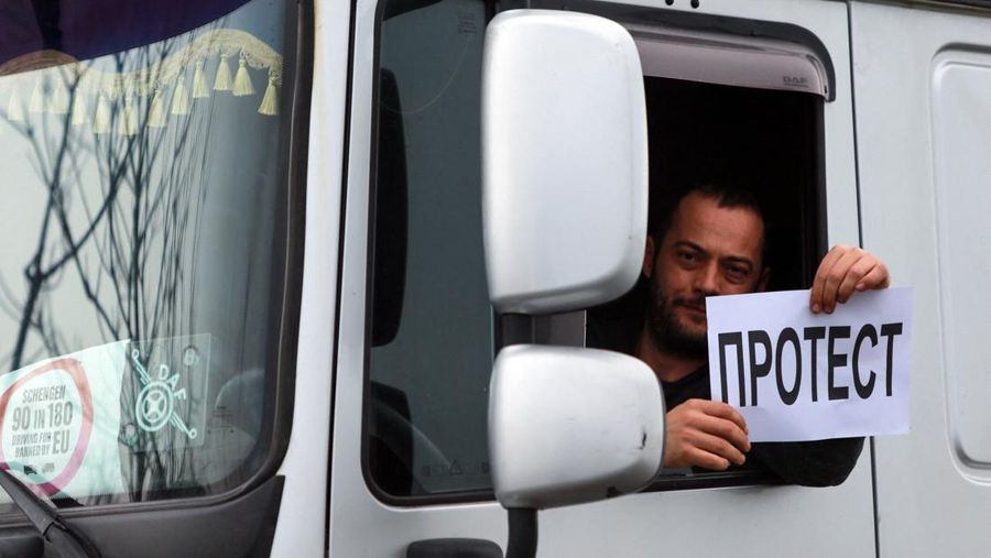 Sejumlah sopir truk dari negara Balkan memblokir puluhan penyeberangan di berbagai titik perbatasan barang. Mereka melakukan aksi ini sebagai bentuk protes terhadap aturan masuk baru Uni Eropa yang dinilai mengganggu pekerjaan mereka, Senin (26/1/2026). (REUTERS/Ognen Teofilovski)