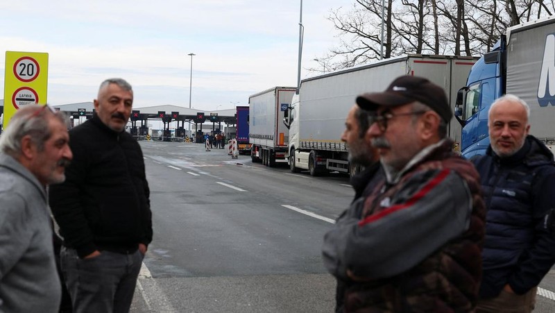 Sejumlah sopir truk dari negara Balkan memblokir puluhan penyeberangan di berbagai titik perbatasan barang. Mereka melakukan aksi ini sebagai bentuk protes terhadap aturan masuk baru Uni Eropa yang dinilai mengganggu pekerjaan mereka, Senin (26/1/2026). (REUTERS/Ognen Teofilovski)