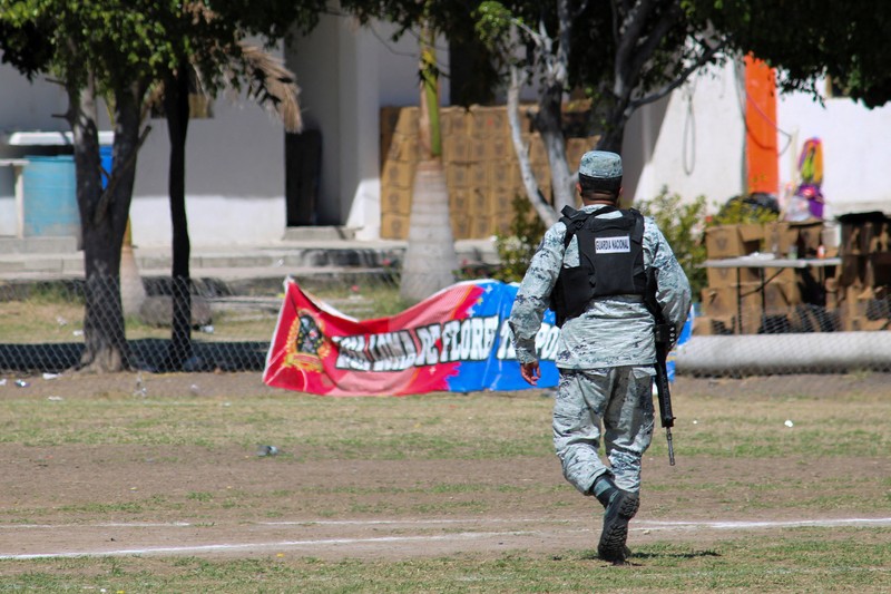 Seorang anggota Garda Nasional berjaga di lokasi tempat sekelompok penyerang bersenjata membunuh beberapa orang di lapangan sepak bola setelah pertandingan di Salamanca, Meksiko, 26 Januari 2026. (REUTERS/Juan Moreno)