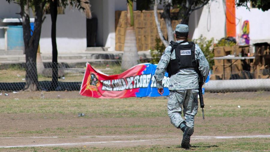 Seorang anggota Garda Nasional berjaga di lokasi tempat sekelompok penyerang bersenjata membunuh beberapa orang di lapangan sepak bola setelah pertandingan di Salamanca, Meksiko, 26 Januari 2026. (REUTERS/Juan Moreno)