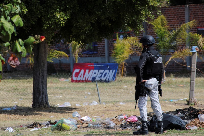 Seorang anggota Garda Nasional berjaga di lokasi tempat sekelompok penyerang bersenjata membunuh beberapa orang di lapangan sepak bola setelah pertandingan di Salamanca, Meksiko, 26 Januari 2026. (REUTERS/Juan Moreno)