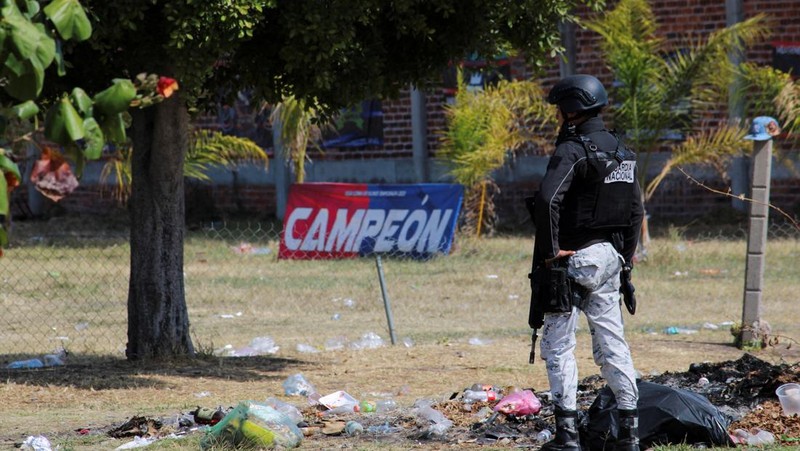 Seorang anggota Garda Nasional berjaga di lokasi tempat sekelompok penyerang bersenjata membunuh beberapa orang di lapangan sepak bola setelah pertandingan di Salamanca, Meksiko, 26 Januari 2026. (REUTERS/Juan Moreno)