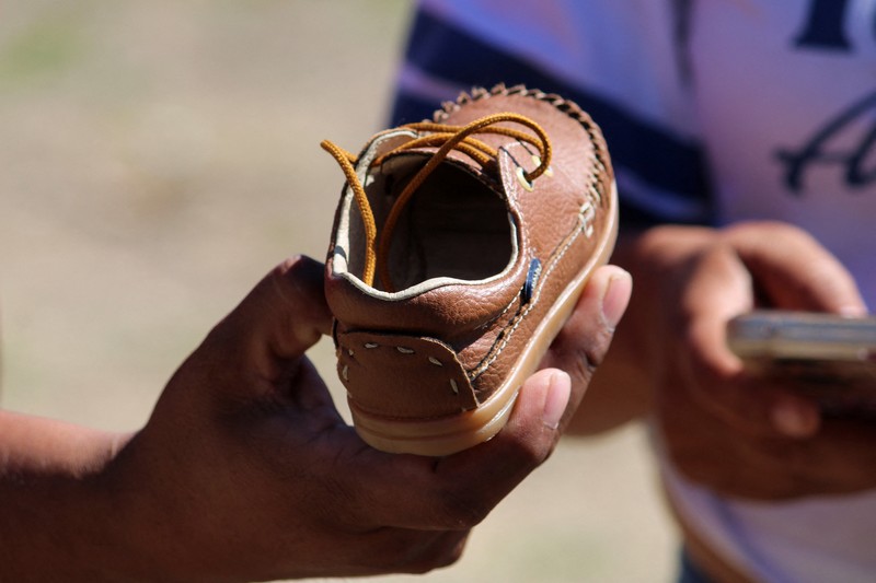 Seorang anggota Garda Nasional berjaga di lokasi tempat sekelompok penyerang bersenjata membunuh beberapa orang di lapangan sepak bola setelah pertandingan di Salamanca, Meksiko, 26 Januari 2026. (REUTERS/Juan Moreno)