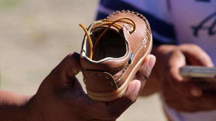 Seorang anggota Garda Nasional berjaga di lokasi tempat sekelompok penyerang bersenjata membunuh beberapa orang di lapangan sepak bola setelah pertandingan di Salamanca, Meksiko, 26 Januari 2026. (REUTERS/Juan Moreno)