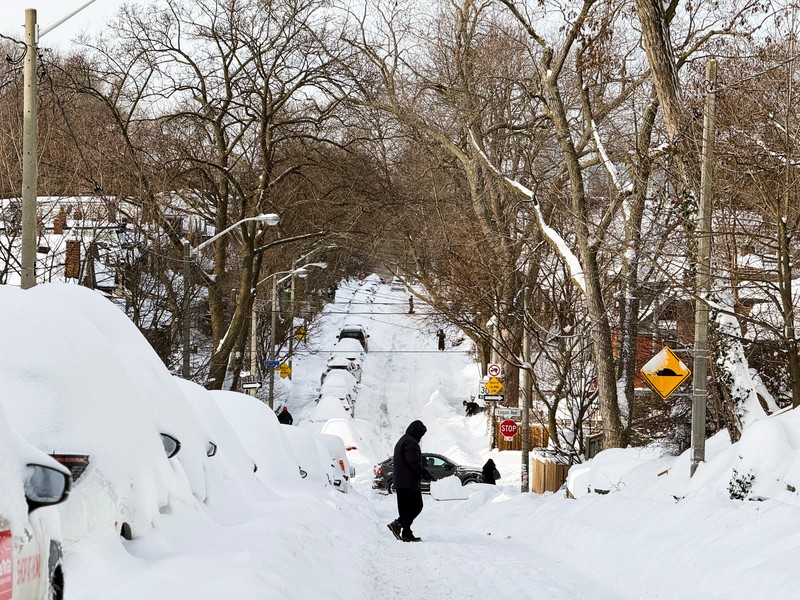 Foto yang diambil menggunakan drone menunjukkan lingkungan perumahan yang tertutup salju setelah badai salju di Toronto, Ontario, Kanada, 26 Januari 2026. (REUTERS/Carlos Osorio)