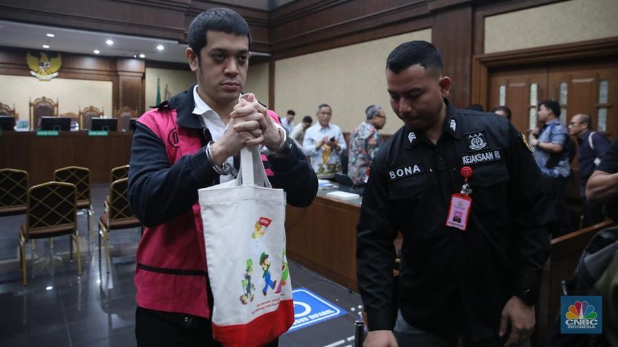Terdakwa kasus dugaan korupsi tata kelola minyak mentah dan produk kilang Pertamina, Kerry Adrianto Riza di Pengadilan Tindak Pindana Korupsi (Tipikor), Jakarta, Selasa (27/1/2026). (CNBC Indonesia/Faisal Rahman)