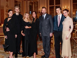 Victoria Raih Gelar Ksatria di Paris di Tengah Badai dengan Brooklyn Beckham