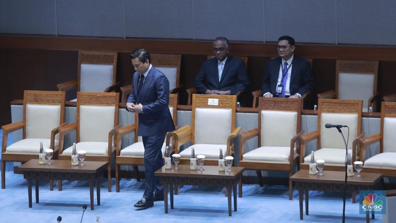 Wakil Menteri Keuangan Thomas Djiwandono ditetapkan sebagai deputi gubernur Bank Indonesia (BI) dalam rapat paripurna DPR, di Gedung DPR, Jakarta, Selasa (27/1/2026). (CNBC Indonesia/Muhammad Sabki)