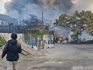 Sudah 13 Jam Api yang Membakar Pabrik Swallow di Medan Belum Padam