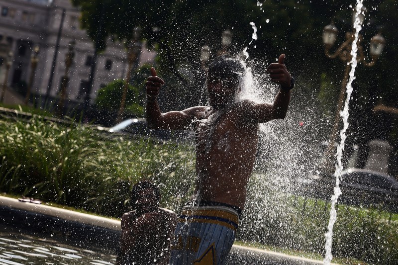 Orang-orang menikmati hari di sungai Rio de la Plata di tengah gelombang panas, di San Isidro, di pinggiran Buenos Aires, Argentina, 27 Januari 2026. (REUTERS/Matias Baglietto)