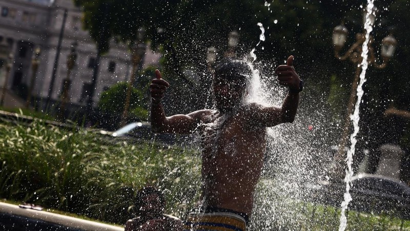 Orang-orang menikmati hari di sungai Rio de la Plata di tengah gelombang panas, di San Isidro, di pinggiran Buenos Aires, Argentina, 27 Januari 2026. (REUTERS/Matias Baglietto)
