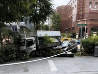 Kecelakaan Orchard Road, Mobil Ringsek Tabrak Truk-13 Orang Luka