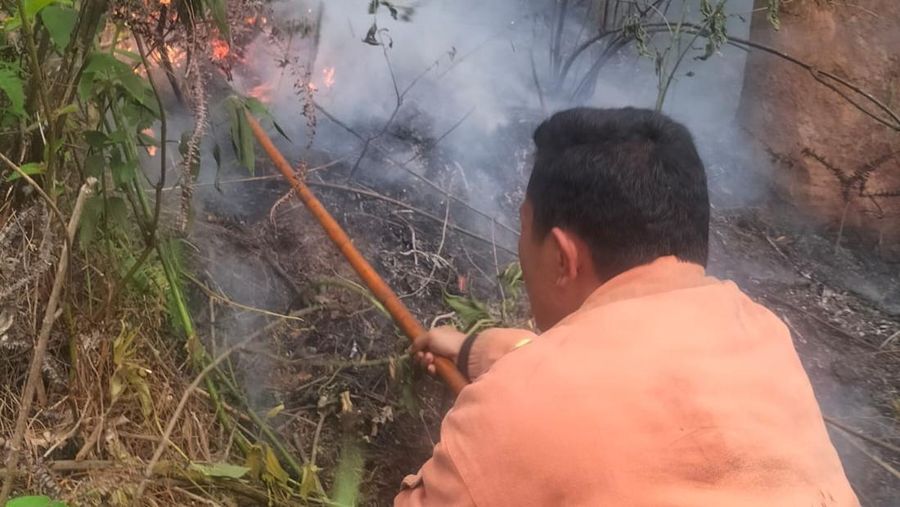 BPBD menurunkan petugas pemadam kebakaran Posko Parapat untuk melakukan pemadaman kebakaran hutan dan lahan di kawasan Parapat, Kabupaten Simalungun, Sumatera Utara pada Senin (26/1). (Dok. BPBD Provinsi Sumatera Utara)