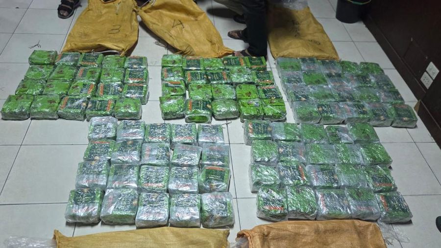 Direktorat Interdiksi Narkotika Bea Cukai bersama Kanwil Bea Cukai Aceh, Bea Cukai Langsa, dan Badan Narkotika Nasional Republik Indonesia (BNN RI) mengamankan narkotika golongan I jenis metamfetamina/sabu seberat kurang lebih 100 kilogram di wilayah Aceh Timur. (Dok. Humas Bea Cukai)