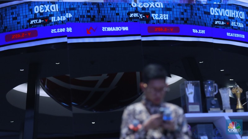 Indeks Harga Saham Gabungan (IHSG) pada perdagangan siang hari jeda Sesi I Rabu (28/1/2026), mencatatkan pelemahan yang amat dalam mencapai ambles 7,34% di posisi 8.321. (CNBC Indonesia/Muhammad Sabki)