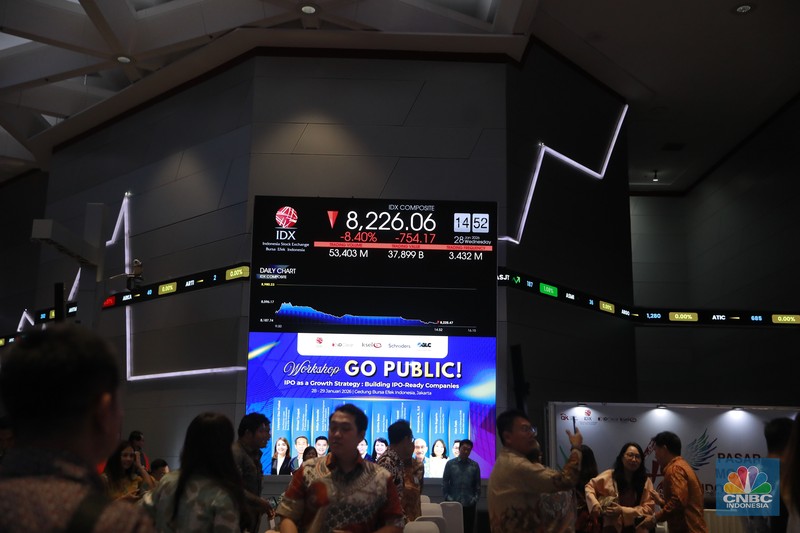 Hujan deras menyebabkan kawasan pemukiman di Keluarahan Bidara Cina, Jakarta Timur terendam banjir pada Kamis (29/1/2026). (CNBC Indonesia/Faisal Rahman)