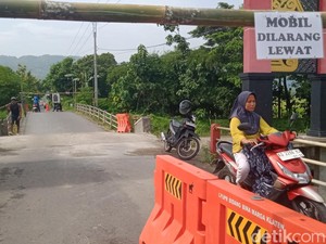 Warga Rela Cor Swadaya Retakan Jembatan Gempol: Dampak Ekonominya Besar